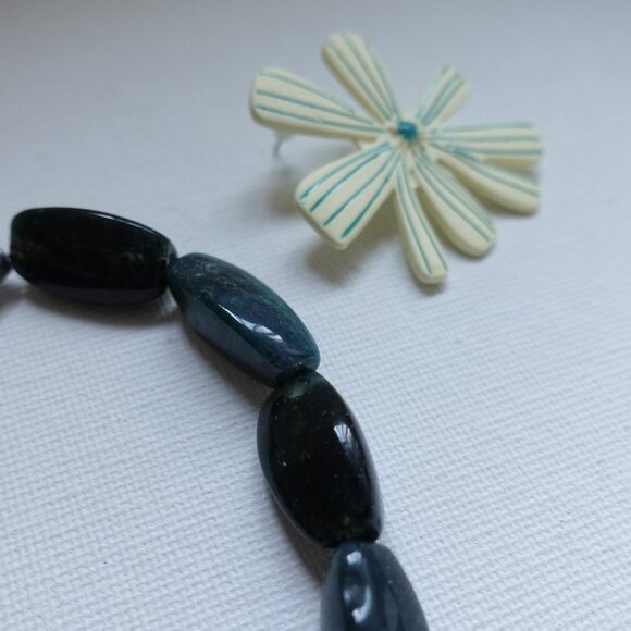 Elegant Dark Green Stone Bead Necklace and Daisy Floral pattern Earring Set - Picture 6 of 10